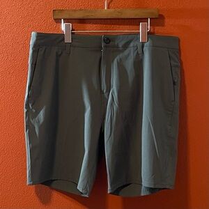 Vuori Men’s The Aim Lounge Lightweight Outdoor Zip Pocket Golfing Chino Short‎